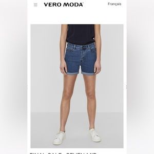 Vero Moda, Seven Mid-waist, slim fit, blue Jean shorts.
